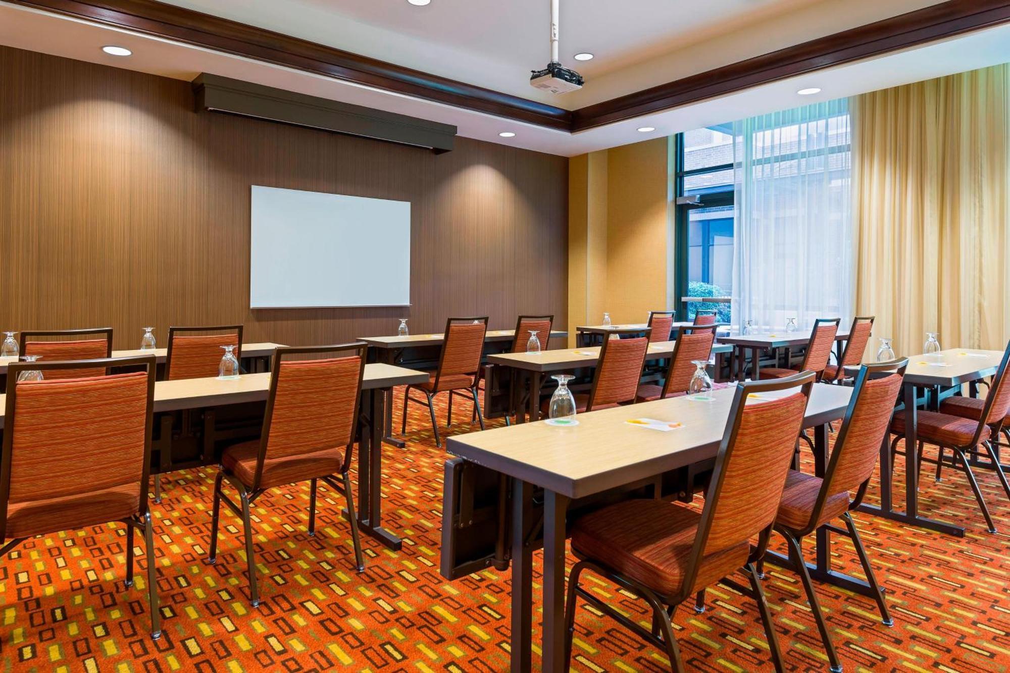 Courtyard By Marriott Little Rock Downtown Hotel Exterior photo