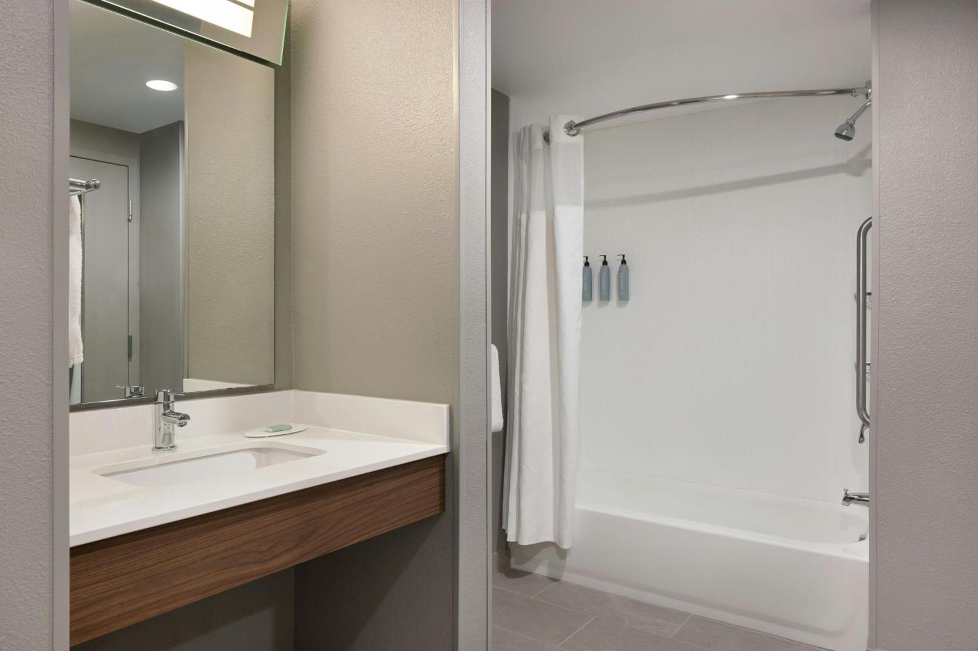 Courtyard By Marriott Little Rock Downtown Hotel Exterior photo